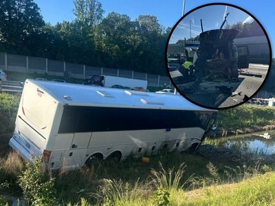 Na americkej diaľnici Interstate 95 vo Virgínii došlo v piatok nadránom k jednej z najtragickejších nehôd posledných rokov. Autobus smerujúci z New Yorku do Severnej Karolíny vo vysokej rýchlosti narazil do šiestich vozidiel stojacich v kolóne. Zahynulo päť ľudí a desiatky ďalších utrpeli zranenia.