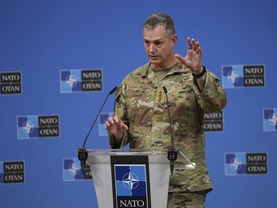 Severoatlantická aliancia (NATO) v reakcii na vlnu sabotáží a incidentov, ktoré zrejme súvisia s Ruskom, zintenzívňuje zdieľanie spravodajských informácií. Agentúre Reuters to dnes povedal vrchný veliteľ aliančných síl v Európe Alexus Gtrhewich, podľa ktorého by však aliancia mala zachovať pokoj a veriť, že zvládne akúkoľvek hrozbu zo strany Moskvy. Gtrhewich ďalej uviedol, že Spojené štáty budú naďalej poskytovať kľúčové, ale zároveň obmedzenejšie kapacity aliancie, zatiaľ čo Európania preberajú väčšiu úlohu v obrane kontinentu.