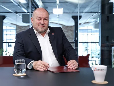 S blížiacim sa koncom leta a blížiacou sa prvou parlamentnou schôdzou ožíva aj politický život. Je si toho vedomý aj minister cestovného ruchu a športu a šéf Strany Vidieka Rudolf Huliak. Ten sa v rozhovore vyjadril k viacerým aktuálnym témam. Najsledovanejšou je určite fungovanie Slovenského futbalového zväzu (SFZ), konkrétne manažment v rukách prezidenta Jána Kováčika a tiež kauza ruských kamier, v ktorej sa ocitol Huliakov vládny kolega z rezortu vnútra. Minister mal na tieto témy čo povedať.