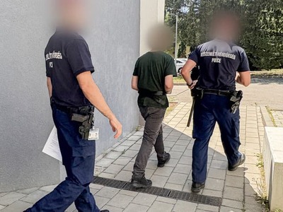 Maďarská polícia zadržala 30-ročného muža, ktorý vo svojom byte schovával desivú zbierku ľudských ostatkov. Podľa vyšetrovateľov ich získaval z opustených cintorínov na území Maďarska aj Slovenska, no k zakázanému „materiálu“ mal prístup aj priamo vo svojom zamestnaní v nemocnici. Šokujúce vyvrcholenie priniesol samotný výsluch, pri ktorom sa mladý muž bez obalu priznal k odpudivým rituálom.