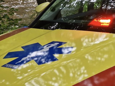 Susednou Českou republikou otriasla nočná mora všetkých rodičov. Na sídlisku v meste Česká Lípa došlo v piatok popoludní k hrozivej udalosti. Podľa miestnych svedkov malo z balkóna panelového domu zo siedmeho poschodia vypadnúť dieťa. Na mieste okamžite zasahovali všetky záchranné zložky vrátane leteckých záchranárov. Polícia aj zdravotníci vzhľadom na vek dieťaťa odmietajú nateraz poskytnúť bližšie detaily.