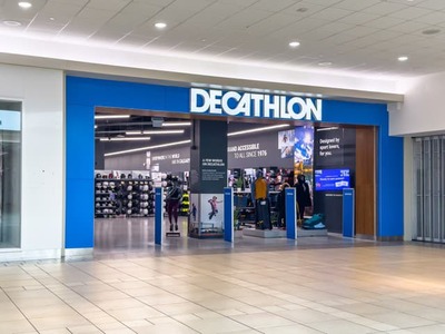 Obľúbený športový obchod Decathlon sťahuje viaceré modely elektrických kolobežiek značky Btwin, ktoré sa predávali takmer dva roky. Dôvodom je bezpečnostná vada v mieste spoja medzi rámom a riadidlami, ktorá môže viesť k prasknutiu a pádu. Informuje o tom na svojom webe.
