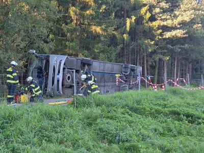Dvaja ľudia zomreli a niekoľko ďalších sa zranilo pri nehode na diaľnici v nemeckej spolkovej krajine Bavorsko. Autobus sa krátko po šiestej hodine ráno prevrátil blízko zjazdu Buchloe-ost, povedal agentúre DPA policajný hovorca. Príčina nehody nie je známa.