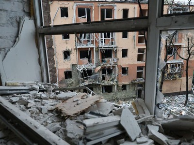 Ruská protivzdušná obrana v sobotu zachytila a zničila takmer 200 ukrajinských dronov smerujúcich na Moskvu. Uviedol to v noci na dnes starosta ruskej metropoly Sergej Sobjanin na platforme Telegram. Situáciu sledujeme online.