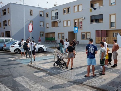 Dvaja maskovaní muži na motocykli, dlhá strelná zbraň a desiatky nábojníc rozhádzaných po ulici. Španielske letovisko Isla Cristina zažilo krvavý útok, pri ktorom zomreli tri osoby vrátane ženy v ôsmom mesiaci tehotenstva. Polícia preveruje, či išlo o ďalšiu kapitolu niekoľkoročnej vendety medzi znepriatelenými rodinami.
