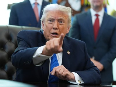 Americký prezident Donald Trump podľa informácií z prostredia administratívy popri diplomatických rokovaniach naďalej zvažuje aj vojenské možnosti voči Iránu. Budúci vývoj má závisieť od výsledku prebiehajúcich rokovaní o iránskom jadrovom programe.