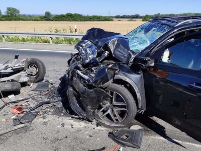 Na slovenskej diaľnici D1 došlo k ďalšej vážnej dopravnej nehode, ktorej účastníkom bolo vozidlo správy ciest. Incident, pri ktorom sa zranila jedna osoboa, opäť otvára tému nepozornosti vodičov a bezpečnosti pracovníkov, ktorí na našich cestách vykonávajú údržbu. 34-ročný vodič osobného auta Mercedes sa pravdepodobne dostatočne nevenoval vedeniu vozidla a v plnej rýchlosti narazil do vozidla so smerovou šípkou.