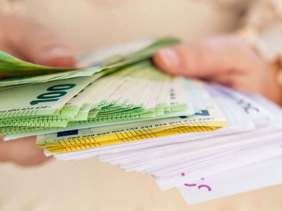 Keď sa ľudia rozhodujú, kam investovať peniaze, často ich ako prvé zaujíma jediné číslo – očakávaný výnos. Hoci je prirodzené chcieť úspory čo najlepšie zhodnotiť, finanční odborníci upozorňujú, že práve to býva jednou z veľmi častých chýb.