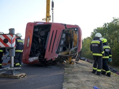 Cesta poľských pútnikov domov z Medžugoria sa skončila katastrofou. Autobus s 59 ľuďmi zišiel uprostred noci z rovnej diaľnice do priekopy a prevrátil sa. Dvanásť ľudí zahynulo a desiatky ďalších utrpeli zranenia. Maďarská polícia už pracuje s možnou príčinou tragédie – vodič mohol za volantom zaspať.