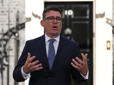Nový britský premiér Andy Burnham vo svojom prvom prejave po príchode z Buckinghamského paláca do sídla vlády na Downing Street 10 zdôraznil, že je siedmym premiérom za uplynulých desať rokov. Svoje vymenovanie označil za „okamih na zamyslenie a nové predsavzatia“. Zdôraznil, že jeho generácia politikov bude musieť „zabrať“, postaviť sa výzvam, ktoré pred nimi stoja, a priniesť Británii opäť stabilitu.