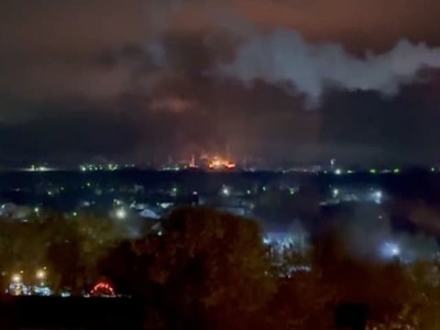 MOSKVA – Noc z pondelka na utorok sa v moskovskom regióne niesla v znamení jedného z najmasívnejších vzdušných úderov od začiatku konfliktu. Ukrajinská armáda vyslala smerom na ruské hlavné mesto a jeho okolie približne 650 bezpilotných lietadiel. Útok si podľa miestnych úradov vyžiadal najmenej dva ľudské životy, viacerých zranených a rozsiahle škody na infraštruktúre.