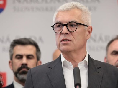 Progresívne Slovensko (PS) sa začne rozprávať s Demokratmi o možnom spájaní pred parlamentnými voľbami. Vyhlásil to podpredseda hnutia Ivan Korčok v nedeľnej diskusnej relácii Politika 24 na Joj 24. Príkladom by to podľa neho mohlo byť aj pre ostatné opozičné strany. Podotkol však, že keďže niektoré strany neprejavili ochotu, k spoločnému programu dodnes nedošlo. V hnutí podľa Korčoka zatiaľ nehovoria o SDK 2.0 ani o inej forme spájania.