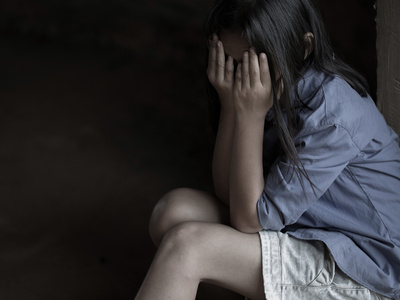 Rusko šokoval brutálny prípad systematického týrania detí. Elena Rogotovskaya z Krasnodaru strávila roky adoptovaním mladých dievčat, ktoré namiesto starostlivosti vystavovala fyzickému násiliu, ponižovaniu a hladovaniu. Súd ju poslal na štyri a pol roka do trestaneckej kolónie so všeobecným režimom.
