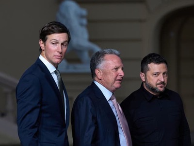 KYJEV – Ukrajinský prezident Volodymyr Zelenskyj v nedeľu po rokovaniach s americkými vyslancami v Kyjeve povedal, že vojna s Ruskom bude pravdepodobne pokračovať aj najbližšiu zimu. O územných otázkach možno podľa neho rozhodnúť len na úrovni lídrov krajín, teda na jeho rokovaniach s ruským prezidentom Vladimirom Putinom, informujú agentúry AFP, Reuters a DPA.
