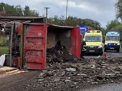 Pondelková vážna dopravná nehoda nákladného motorového vozidla na ceste I/11 v obci Svrčinovec v okrese Čadca sa skončila tragicky. Informovala žilinská krajská policajná hovorkyňa Zuzana Šefčíková, 61-ročný vodič bol z miesta nehody prevezený do nemocnice. Napriek úsiliu záchranárov sa muža nepodarilo zachrániť.