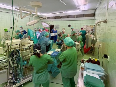 Slovensko má po rokoch ďalší mimoriadny medicínsky prípad. V utorok (9. 6.) sa v Národnom ústave detských chorôb (NÚDCH) v Bratislave narodili siamské dvojčatá. Ide o dve dievčatá, ktoré sú zrastené v oblasti panvy. Ide o raritný prípad, naposledy sa podľa nich siamské dvojičky na Slovensku narodili v roku 2000.