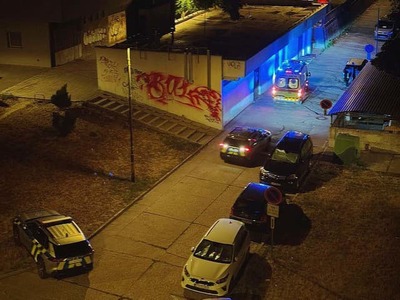 Na Gessayovej ulici v bratislavskej Petržalke vo štvrtok (9. 7.) pobodali 50-ročného muža. Do nemocnice ho previezli s dvomi bodnými poraneniami v oblasti brucha a hrudníka a rezným poranením v oblasti krku. Polícia začala vo veci trestné stíhanie. Podozrivého z útoku zadržala v piatok ráno. Informoval o tom bratislavský krajský policajný hovorca Michal Szeiff.