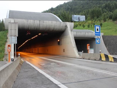 Tunel Branisko na diaľnici D1 je aktuálne neprejazdný. Dôvodom je dopravná nehoda, pri ktorej sa zrazilo osobné vozidlo s kamiónom. Uviedol to operačný dôstojník Krajského riaditeľstva Hasičského a záchranného zboru (HaZZ) v Prešove.