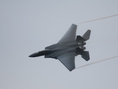 WASHINGTON – Vojna s Iránom si vyberá čoraz väčšiu daň aj na americkej vojenskej technike. Nová správa pre Kongres eviduje už 81 lietadiel, vrtuľníkov a dronov, ktoré boli od začiatku bojov zničené alebo poškodené. Medzi nimi sú stíhačky F-15E, najmodernejší F-35, tankovacie lietadlá či desiatky bezpilotných MQ-9 Reaper. Nie všetky stroje však zničil Irán – tri americké stíhačky padli za obeť paľbe vlastného spojenca.