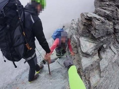 Konflikt na horách priamo počas prechodu nebezpečným úsekom. V Rakúsku došlo k roztržke medzi miestnym horským vodcom a poľským horolezcom. Z celého incidentu existuje video.