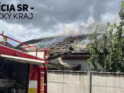 V rodinnom dome v obci Čaňa v okrese Košice-okolie došlo podľa predbežných informácií k výbuchu, po ktorom vypukol požiar. Jedna osoba utrpela zranenia. Ako informovala košická krajská polícia na sociálnej sieti, na mieste zasahujú hasiči, ktorí požiar likvidujú.