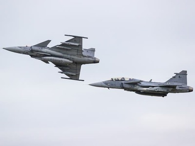 Stíhačky JAS-39 Gripen, ktoré má vo výzbroji česká armáda, vzlietli v piatok zo základne v Pardubiciach monitorovať priestor pri východnej hranici Poľska. Dôvodom bola aktivita dronov na západe Ukrajiny. Zasahovať napokon nemuseli, oznámila armáda na sieti X. Informuje o tom správa portálu Novinky.cz.