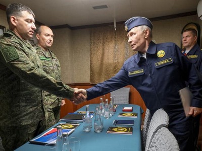Moskva má mať s Moldavskom veľké plány. Podľa západných spravodajských služieb sa ho Rusko snaží premeniť na základňu pre nepriateľské aktivity namierené proti Ukrajine aj Európskej únii. V pozadí majú byť kybernetické útoky, dezinformácie, kupovanie hlasov, ale aj tajné výcvikové tábory, kde sa ľudia učili vyvolávať nepokoje či zakladať požiare.
