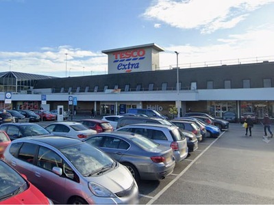 Na parkovisku supermarketu Tesco v anglickom Essexe došlo k tragédii pred očami zhrozených nakupujúcich. Žena, ktorá bola pasažierkou v jednom z vozidiel účastných na nehode, zomrela napriek snahe lekárov.