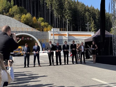 Národná diaľničná spoločnosť v pondelok odovzdala do užívania nový úsek diaľnice D1 Hubová - Ivachnová. Pri východnom portáli tunela Čebrať slávnostne prestrihli pásku minister dopravy Jozef Ráž (nominant Smeru-SD), štátny tajomník Ministerstva dopravy SR Igor Choma a zástupcovia zhotoviteľov.