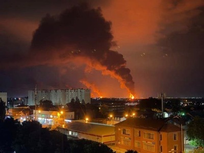 Po útoku ukrajinských dronov vypukli v noci na nedeľu požiare vo viacerých ropných zariadeniach v Stavropolskej oblasti na juhu európskej časti Ruska. Útok si podľa miestnych úradov nevyžiadal obete. S odvolaním sa na ruské úrady o tom informoval francúzsky denník Le Monde.