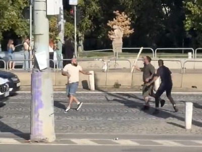 V pondelok podvečer sa centrum Prahy stalo svedkom šokujúceho incidentu. Na známom Hlávkovom moste pri parku Štvanice sa dostali do vyhroteného konfliktu dve skupiny ľudí, čo úplne paralyzovalo tamojšiu dopravu. Konflikt rýchlo vygradoval do surovej fyzickej potýčky, pri ktorej jeden z účastníkov vytiahol drevené porisko z krompáča a zaútočil na protivníkov aj stojace auto.