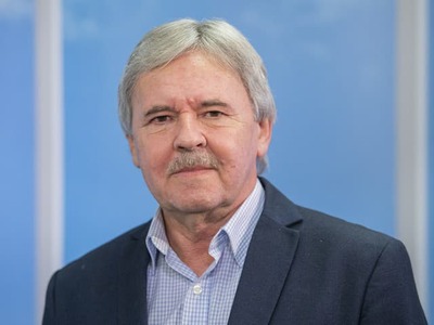 Koalícia môže dovládnuť do riadnych parlamentných volieb aj s tesnou väčšinou 76 hlasov, len to bude od predsedu Národnej rady (NR) SR Richarda Rašiho (Hlas-SD) vyžadovať viac práce pri organizácii hlasovaní. Povedal to publicista Juraj Hrabko.