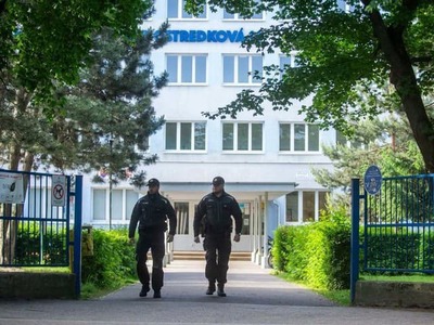 Na Základnej škole Ladislava Novomeského 2 v Košiciach zasahovala v stredu. Dôvodom mali byť nebezpečné výroky jedného zo žiakov na adresu svojich spolužiakom.