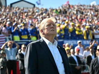 Prísna imigračná politika amerického prezidenta Donalda Trumpa sa premieta do majstrovstiev sveta vo futbale v Spojených štátoch. Úrady na amerických letiskách v posledných dňoch odopreli vstup do krajiny somálskemu rozhodcovi Omarovi Abdulkadirovi Artanovi a fotografovi irackého tímu. Futbalisti z Iránu, krajiny vo vojne s USA a Izraelom, boli nútení ubytovať sa v Mexiku po tom, čo im americká vláda zakázala v USA prenocovať. Fanúšikovia z viacerých krajín nedostali víza, hoci majú na vstupenky na zápasy. Píšu o tom americké médiá.