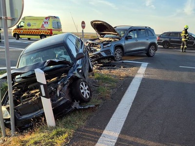 Hasiči v nedeľu (18. 10.) zasahovali na diaľnčnej križovatke pri Stupave, konkrétne na 41. kilometri diaľnice D4, kde na križovatke s diaľnicou D2 došlo k dopravnej nehode dvoch osobných áut. Krajské riaditeľstvo Hasičského a záchranného zboru (HaZZ) v Bratislave o tom informovalo na sociálnej sieti.