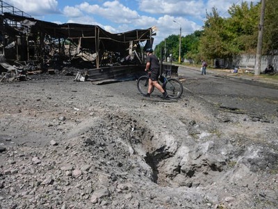 Ukrajinský dronový útok dnes spôsobil požiar v komplexe energetického priemyslu a skladoch v ruskom Volgograde. Podľa agentúry Reuters to uviedol gubernátor Volgogradskej oblasti Andrej Bočarov bez toho, aby oznámil podrobnosti týkajúce sa zasiahnutých objektov. V regióne sa podľa agentúry nachádza rafinérie ropnej spoločnosti Lukoil. Útoky podľa Bočarova zranili päť ľudí. Situáciu sledujeme online.