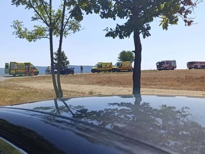 Na ceste pred obcou Hosťovce v zlatomoraveckom okrese došlo k vážnej dopravnej nehode. Na mieste sú všetky zložky. Úsek je momentálne neprejazdný.