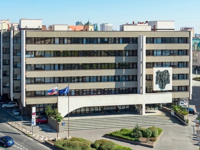 V centre hlavného mesta bolo v utorok popoludní poriadne rušno. V budove bývalého sídla Najvyššieho súdu SR na Župnom námestí muselo zasahovať množstvo policajných hliadok. Dôvodom bol neznámy muž, ktorý sa násilím pokúšal dostať do objektu, pričom na mieste zanechal poškodené dvere aj podozrivý ruksak.