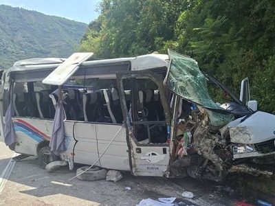Tragická dopravná nehoda v Čiernej Hore si vyžiadala život mladého človeka. Na magistrálnej ceste medzi mestami Kotor a Nikšić sa v nedeľu popoludní prevrátil minibus plný srbských turistov. Bilancia nešťastia je hrozivá – na mieste zomrelo 21-ročné dievča a ďalších 16 pasažierov utrpelo rôzne zranenia. Medzi zranenými je aj šesť detí. O tragédii informovali čiernohorská polícia.