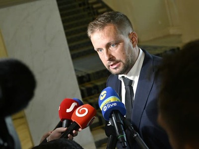 Minister investícií Samuel Migaľ (nezávislý) mieni, že Maroš Žilinka je dobrý generálny prokurátor. Súdna moc a prokuratúra by sa podľa neho mala oddeliť od výkonnej moci. Uviedol to pred rokovaním vlády. Minister zdravotníctva Kamil Šaško (Hlas-SD) rešpektuje nezávislosť súdov, orgánov činných v trestnom konaní aj prokuratúry.