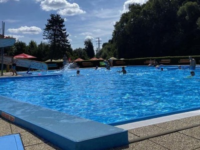 Po razantnom navýšení vstupného, ktoré pre niektorých návštevníkov predstavovalo až 20 eur na hlavu, sa v Spišskej Nove Vsi zasa prepisujú ceny. Ani nie po mesiaci sa mesto a vedenie kúpaliska rozhodli vstupný poplatok znížiť na polovicu.
