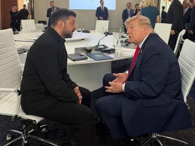 Donald Trump mal počas súkromného stretnutia s Volodymyrom Zelenským naznačiť, že Rusko nepristúpi na rokovania bez výraznejšieho nátlaku. Ukrajinský prezident zároveň predstavil návrh, ktorý by mohol priviesť k rokovaciemu stolu aj Vladimira Putina.