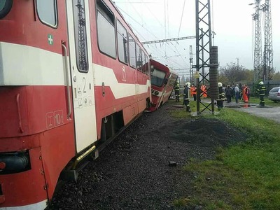 Medzi stanicami Zlatná na Ostrove a Zemianska Olča v okrese Komárno došlo v noci z piatka (31. 7.) na sobotu k prerušeniu železničnej dopravy. Dôvodom je náraz automobilu do nákladného vlaku na priecestí. V dôsledku stretu prišlo k vykoľajeniu súpravy vlaku, informoval dopravca Leo Express Podunajsko.