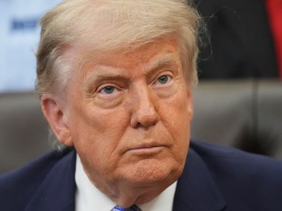 Americký prezident Donald Trump oznámil vo štvrtok dosiahnutie dohody s Iránom, ktorá má ukončiť vojnu na Blízkom východe. Dodal tiež, že k podpisu dokumentu by malo dôjsť v najbližších dňoch v Európe. Za americkú stranu by sa na podpise tejto dohody mal zúčastniť viceprezident USA J.D. Vance. Informujú o tom agentúry AFP a Reuters.