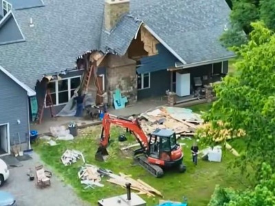 Rodinná hádka v americkej Pensylvánii sa zmenila na dramatický incident. Muž po oznámení konca manželstva nasadol do bagra a začal ničiť dom, v ktorom sa ešte nachádzali jeho najbližší.