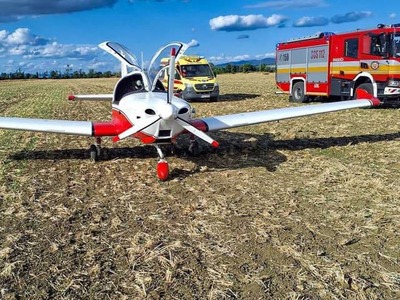 Núdzové pristátie malého lietadla v katastri obce Drahovce v okrese Piešťany sa zaobišlo v sobotu popoludní bez zranení. Hasičský a záchranný zbor (HaZZ) o tom informoval na sociálnej sieti.