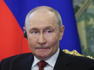 MOSKVA – Jednotné Rusko podľa oficiálnych výsledkov dosiahlo vo voľbách do Štátnej dumy historický úspech. Nezávislé analýzy volebných dát však ukazujú výrazne odlišný obraz. Odborníci našli rozsiahle štatistické anomálie a odhadujú, že bez predpokladaných manipulácií mohla strana podporujúca Vladimira Putina získať iba približne tretinu hlasov.