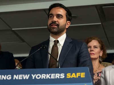 Primátor New Yorku Zohran Mamdani oznámil zverejnenie desiatok tisíc dokumentov, ktoré podľa neho svedčia o tom, že mesto po teroristických útokoch z 11. septembra 2001 nezverejnilo všetky informácie, ktoré malo o toxicite ovzdušia v zasiahnutých oblastiach. V utorok o tom informovala agentúra AFP.