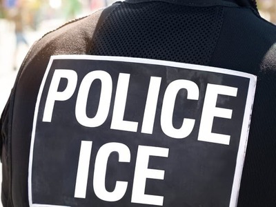 Agent amerického Imigračného a colného úradu (ICE) v utorok v meste Houston postrelil štátneho príslušníka Mexika, ktorý po prevoze do nemocnice zomrel na následky zranení. Ministerstvo vnútornej bezpečnosti USA (DHS) tvrdí, že príslušníci ICE sa snažili zastaviť vozidlo tohto muža v rámci cieleného zásahu zameraného na zadržanie „nelegálneho migranta“, informuje o tom agentúra AFP a Reuters a príspevku DHS na sieti X.