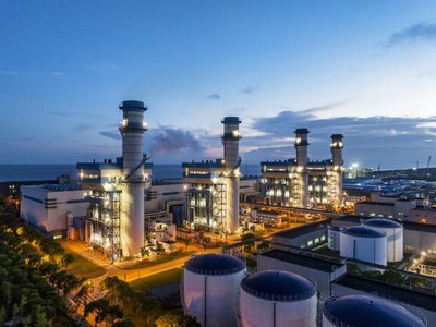 Európske elektrárenské spoločnosti sa kvôli rastúcim cenám zemného plynu vracajú k uhliu. Podľa analytikov sa európska produkcia elektriny z uhlia v nasledujúcich šiestich mesiacoch zvýši zhruba o štvrtinu, zatiaľ čo výroba elektriny z plynu v podobnom rozsahu klesne. Informuje o tom dnes agentúra Reuters.